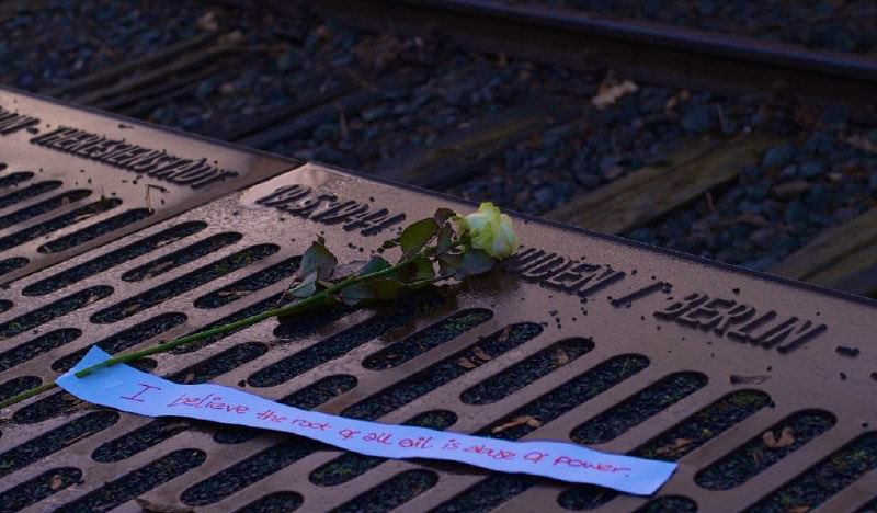 "I believe the root of all evil is abuse of power," (a quote from crime writer Patricia Cornwell) is left with a symbolic white rose at Berlin's Platform 17 Memorial ahead of PM Netanyahu's arrival. (Photo: Benny Shiloh &amp; Aryeh Dubnov.)