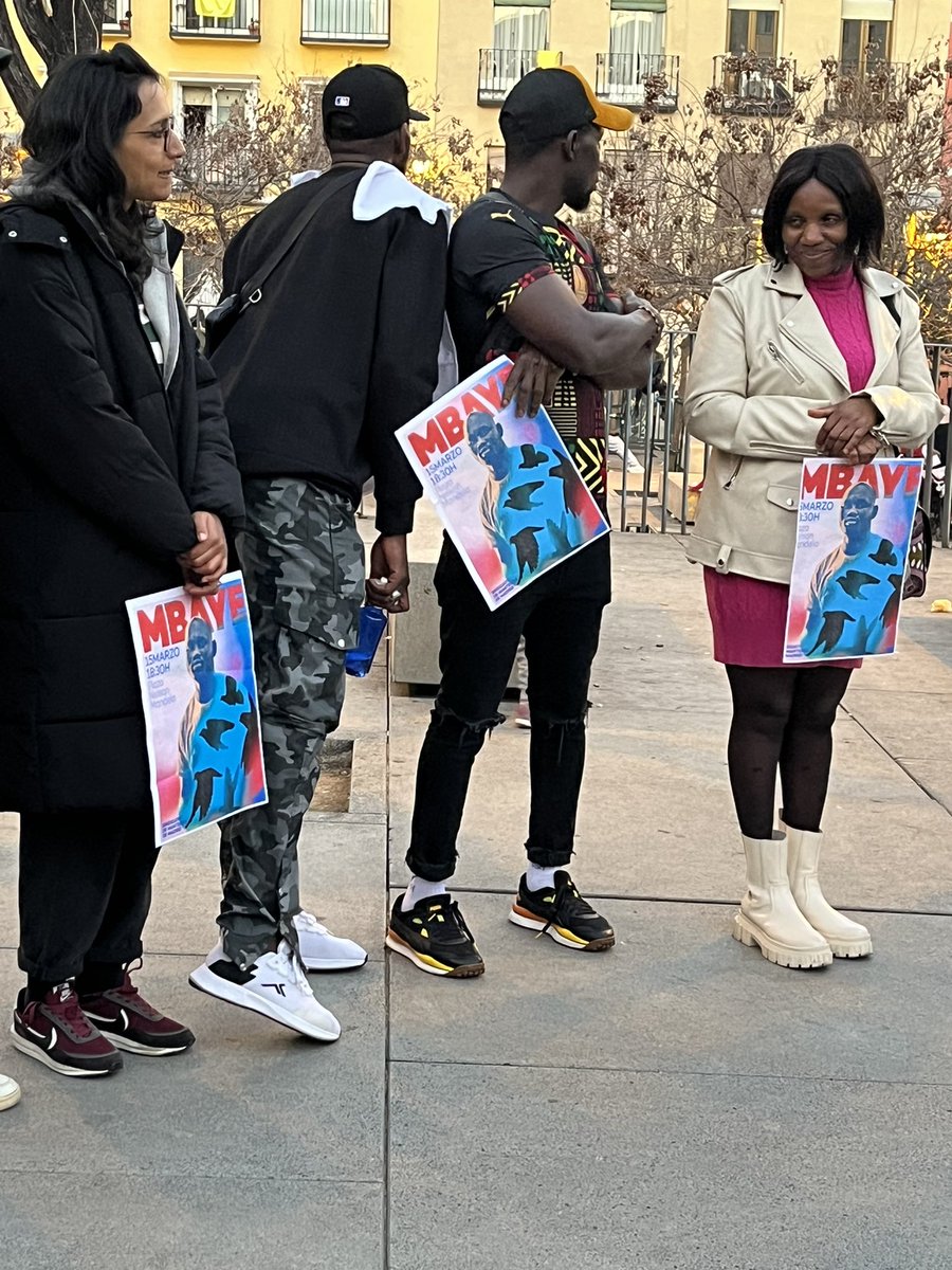 nodo50's tweet photo. Homenaje a Mame Mbaye en el 5º aniversario de su muerte. Mame era un inmigrante senegalés que murió de un infarto tras una persecución de policías municipales madrileños contra manteros. Llevaba 12 años viviendo en Madrid, condenado a la exclusión social por la Ley de Extranjería https://t.co/J2GMhJcCar