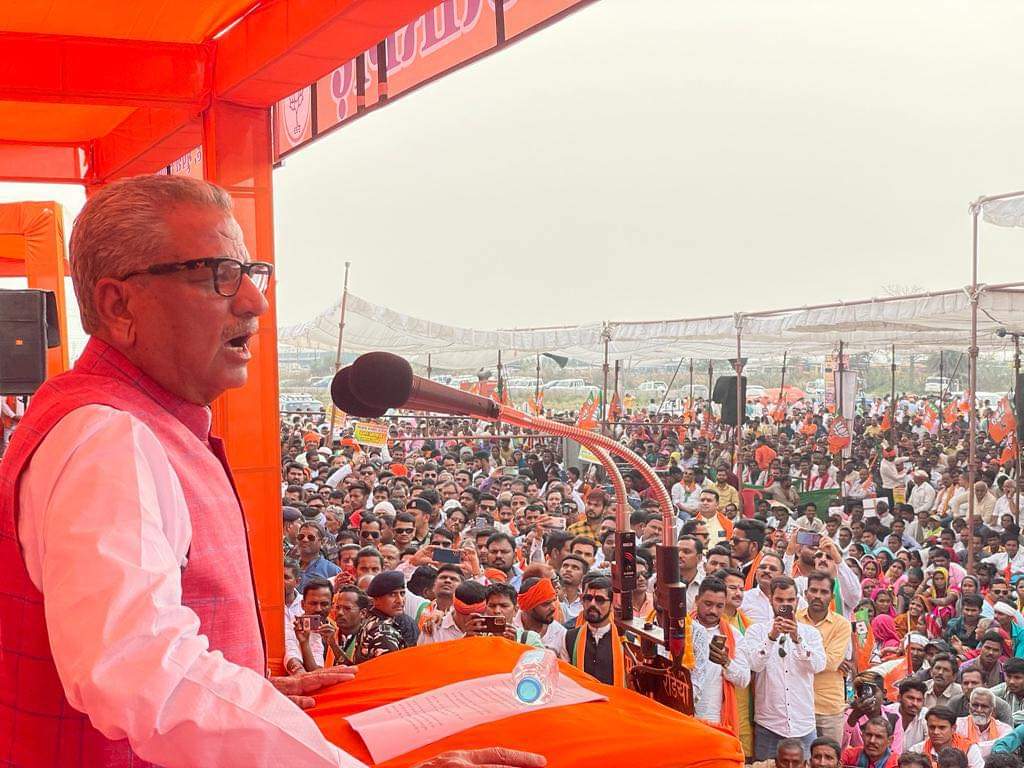 RamdevK66647383's tweet photo. “ मोर आवास मोर अधिकार “
प्रधानमंत्री आवास योजना में भूपेश सरकार द्वारा आवास नहीं दिये जाने के विरोध में दिनांक 15 मार्च 2023 को  रायपुर में प्रदर्शन और विधानसभा का घेराव कार्यक्रम में बिलासपुर जिला के हजारों कार्यकर्ताओं के साथ शामिल.....     
#BharatiyaJanataPartyBJP #OPMathur https://t.co/kkNJgRBCFZ