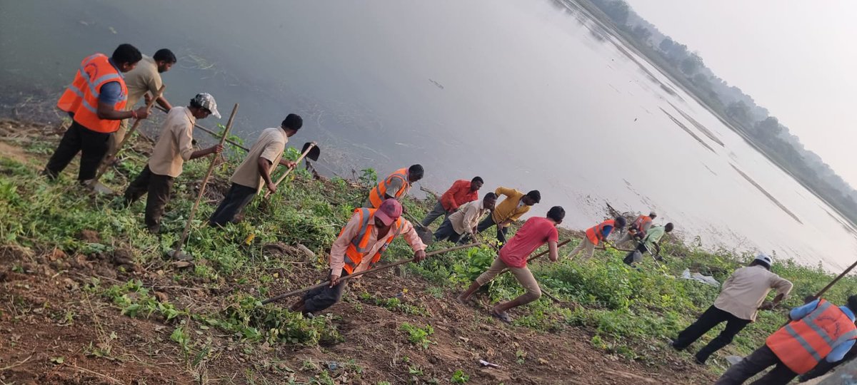 MC_Yellandu's tweet photo. Cleanliness of waterbodies with #sanitation staff in YMC. All citizens are requested to #JoinHandsTogether to maintain the #waterbodies and help us to make the waterbody #Plasticfree.
@SwachSurvekshan @RoopaMishra77 @KTRBRS @arvindkumar_ias @haripriyatrsyld @dvrao0506 https://t.co/Qm5AcyOlkz