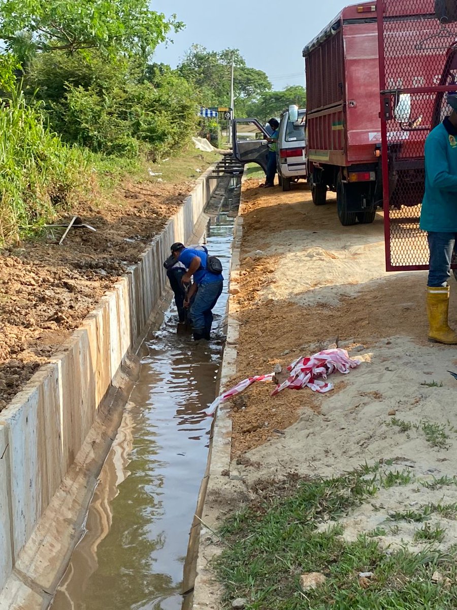 pdtkmkedah's tweet photo. 16/03/2023 ( Khamis )
PROGRAM GOTONG ROYONG ANTARA PEJABAT DAERAH DAN TANAH KUALA MUDA BERSAMA AGENSI AGENSI TERLIBAT DI KAWASAN BERMASALAH : LOKASI: KILANG KOK POAY TAMAN DELIMA.
#PDTKM #MPSPK https://t.co/qJbh3UDlRW