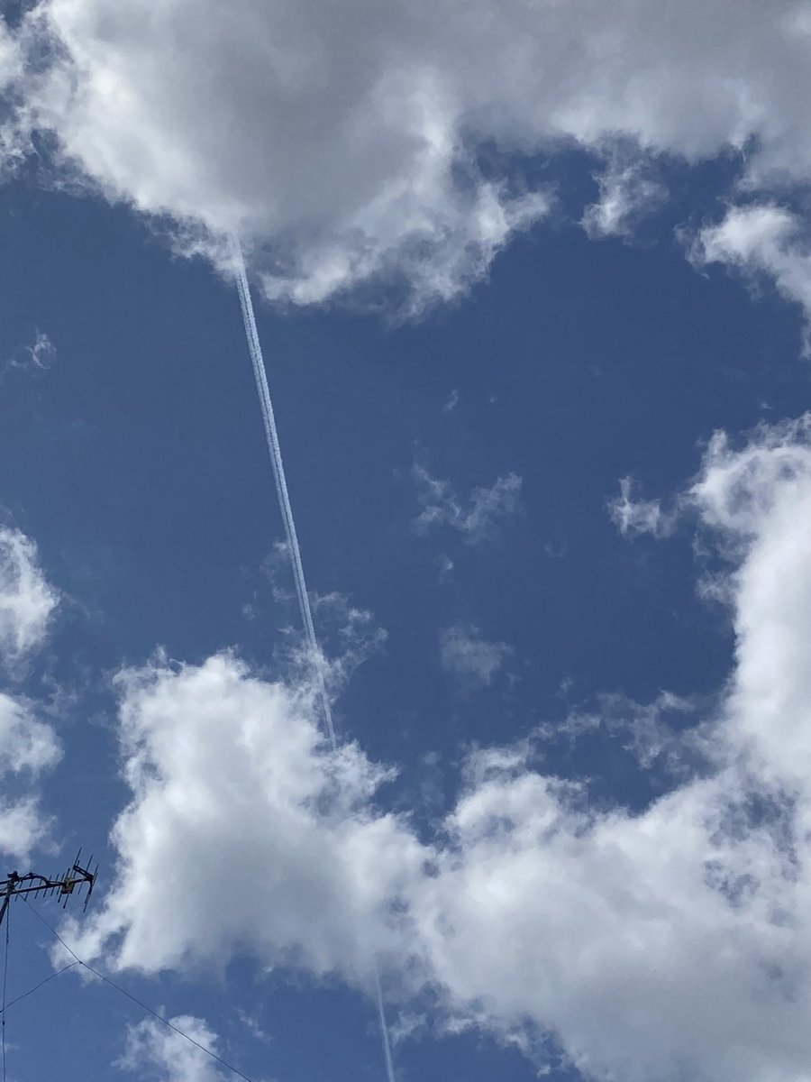 Robin0688760611's tweet photo. 撒いてるね〜 😫花粉症の原因、ケムトレイル
#chemtrails #chemicaltrail
#Notcontrail https://t.co/9kpd0s1Zsq