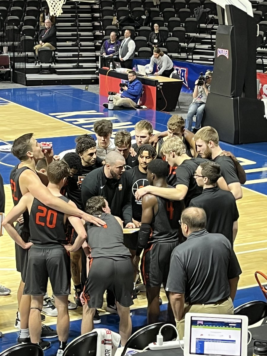 hkluciani's tweet photo. Moving to the Final Four of the National Tournament! 🎉🏀🎉🏀 https://t.co/NflZaA5axT