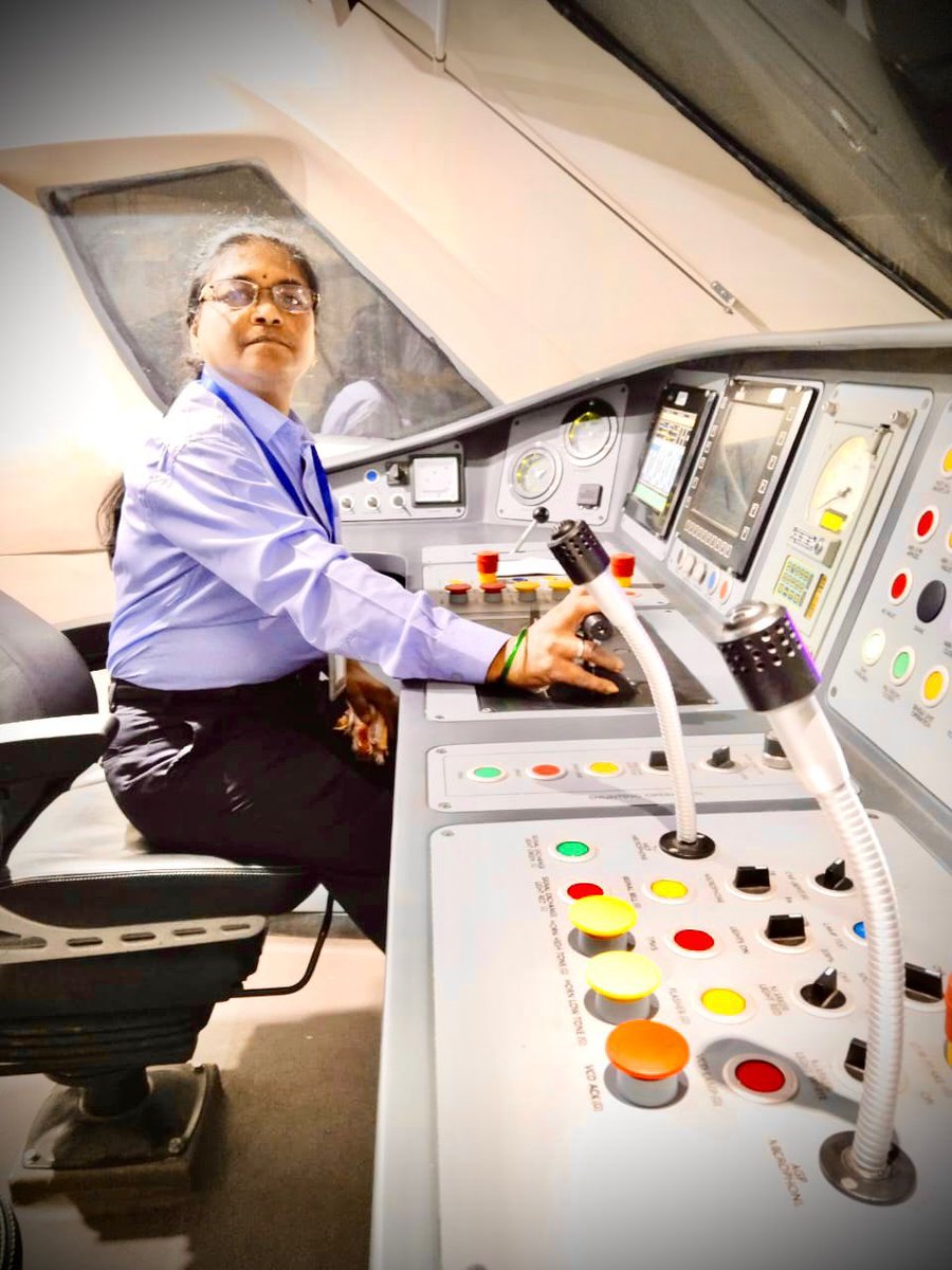 RBakshee's tweet image. The First Lady Loco Pilot of #Vande #BharatExpress #SurekhaYadav 
Makes us Proud !!
