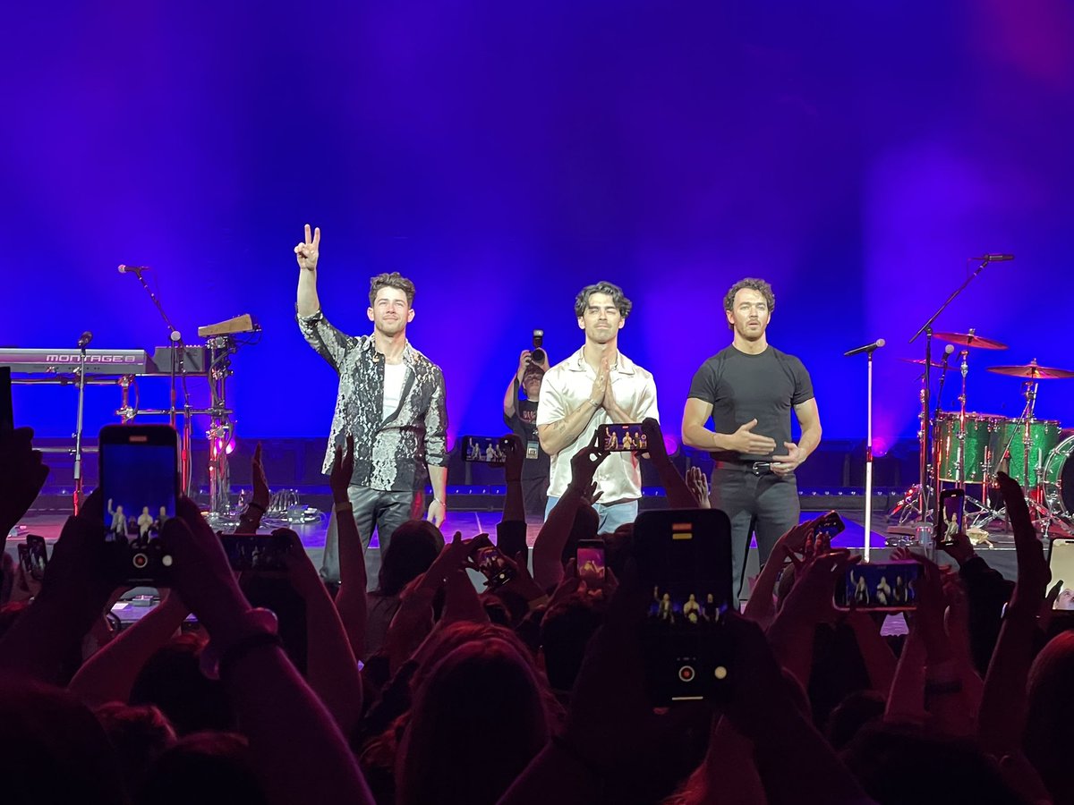 carlysitzer's tweet photo. I sincerely hope everyone has something they love in their life as much as I love the Jonas Brothers 😩😩 https://t.co/Op4PIQ3sKj