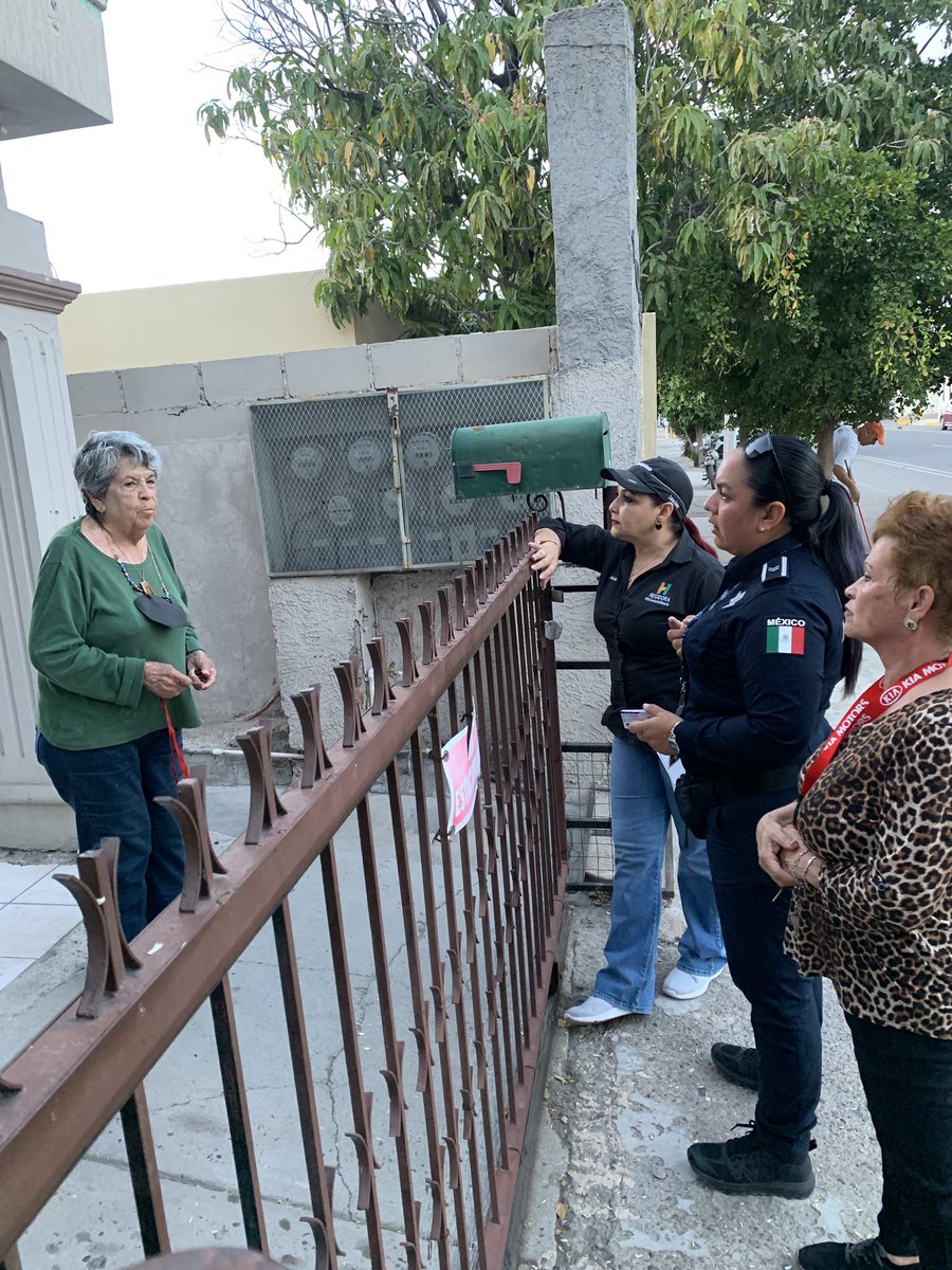 VamosRespetando's tweet photo. ¡Seguimos trabajando por tu seguridad!
Hoy nos tocó recorrer las calles de la colonia San Benito. 🚗🚴🚦🚔
#VamosRespetando #TuRegidoraEnContactoDirecto https://t.co/79D8OWlPAc