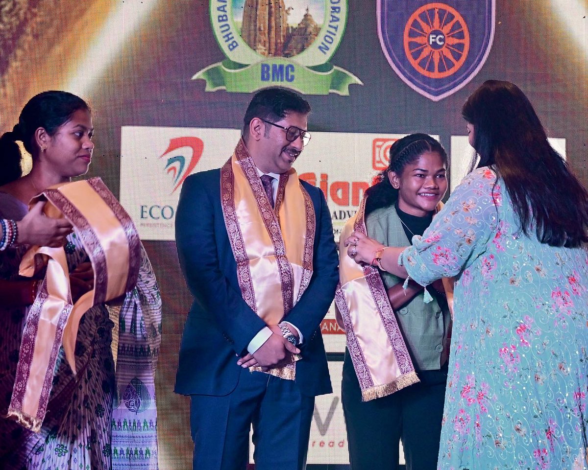 OdishaFCW's tweet photo. India International and Odisha FC Women’s team player, 𝐏𝐲𝐚𝐫𝐢 𝐗𝐚𝐱𝐚, was felicitated with the Leadership award for ‘Woman in Sports’, being an inspiration to young and aspiring women footballers across the country.
#OdishaFC #OFCWomen #OFCintheCommunity #PyariXaxa https://t.co/zeAUuSmRYv