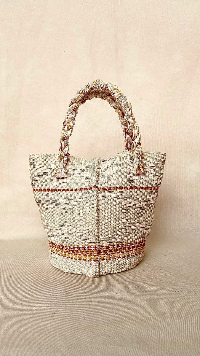 Bolsa de tucum, feita no tear e modelada manualmente 🤎🫶🏽 peça única ✨