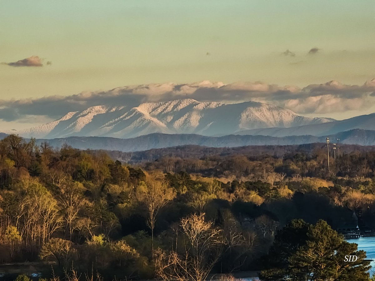 Sidbeary's tweet photo. Low cloud over a snow covered Mt. LeConte https://t.co/YRIPvsmZPb