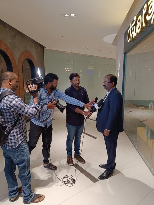 nucleus_pr's tweet photo. Sometimes you have to double up on the job ! 

Mike assistance is part of it. 😎

#pr #lifeinpr #lifeinpublicrelations #pragencyindia #publicrelations #restaurantlaunch #restaurantpr https://t.co/7NlfOwGedt