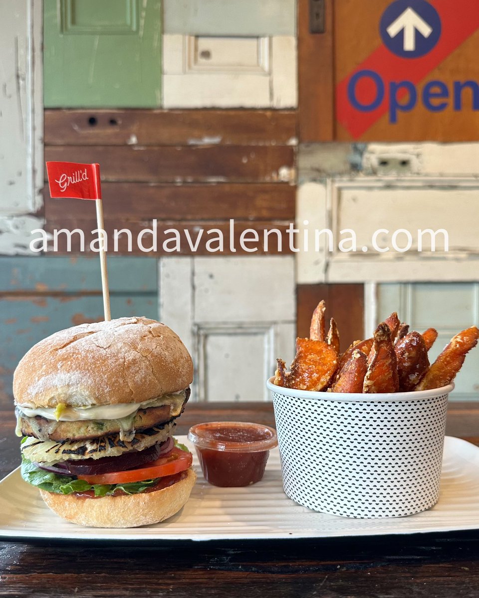 AmandaValentina's tweet photo. Hands up if you love Grill’d burgers. 🙌🏼 

If you’re not the fine dining type but would still like to take advantage of my 3 hour gastronomy date offer, please make contact via SMS.

Details as per the AV website. 

Available in Sydney & Melbourne only. 

Code: EATMYBURGER🍔 🤣🤣

Amanda Valentina💋
