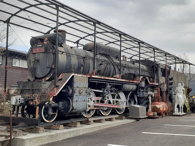 ??? 由布の山中になぜかボロボロのD51が置いてある…デフが無いからすげぇ違和感ありますね 