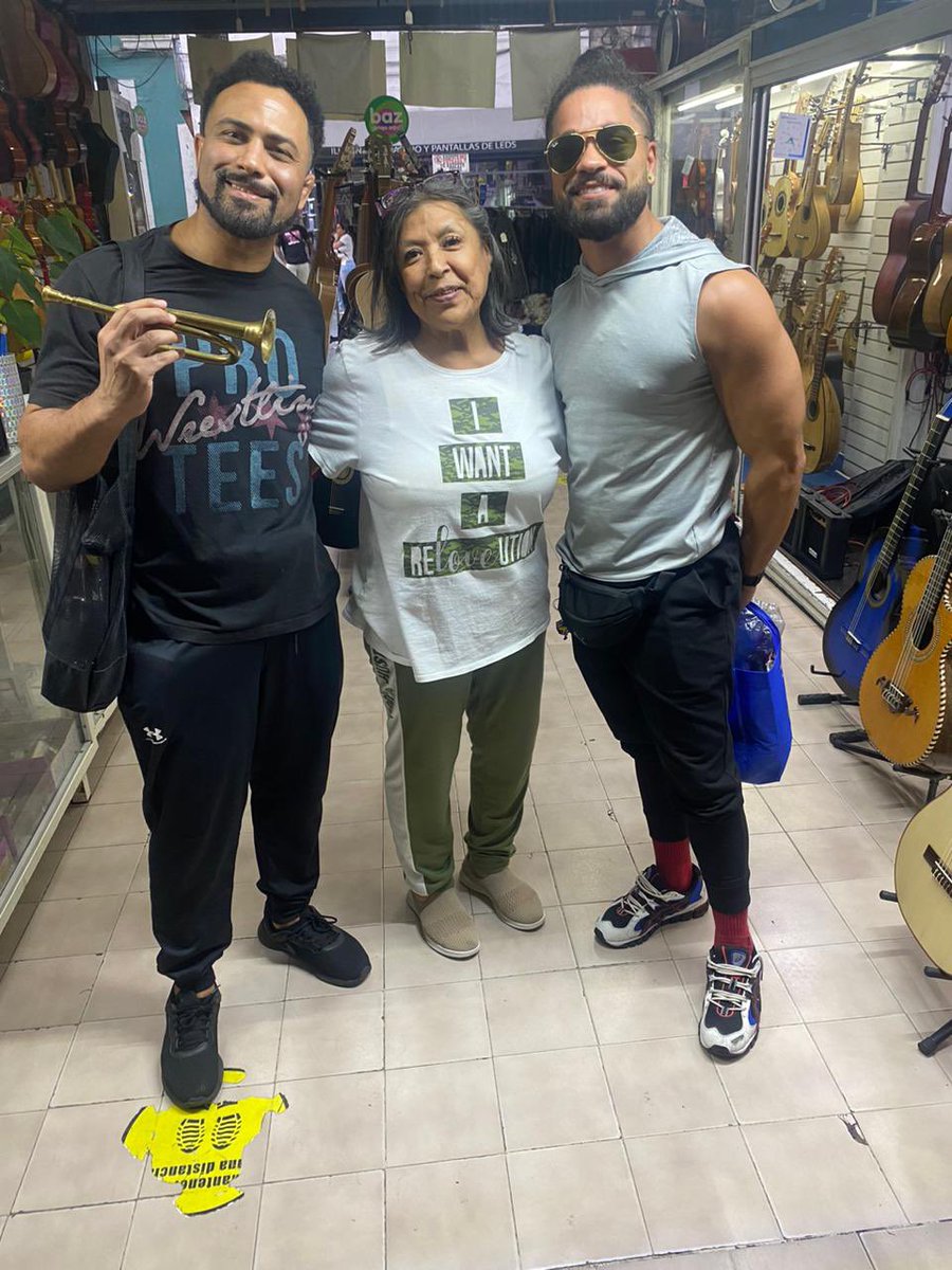 LosRudosDelRock's tweet image. La Señora de @dvalentineblack con Rocky Romero y Oráculo. #LRDR