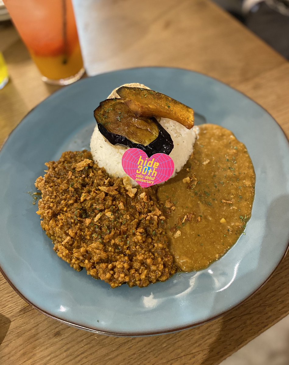 hidecafe2023's tweet photo. 【フードメニューのご紹介🍴】

🍛50% &amp; 50% Curry🍛

カレー好きなhideさんをイメージしたSWAMP501特製のあいがけ(50% &amp; 50%)カレーです‼️
ポークカレーと、キーマカレーの2種に、揚げ野菜をトッピング✨

ランチに是非😋

#hide
#hidecafe https://t.co/xBPi5DTnyF