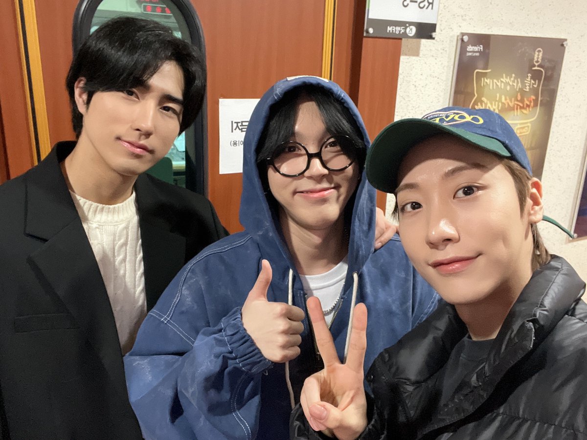 [#ONEWE]

우리 위브 여러분, 잠시 후 7시
국방 FM '건빵과 별사탕'에서
원위와 함께 힘들었던 목요일 
밤 행복하게 마무리하기 바라요🖤

#원위 #위브 #건빵과별사탕