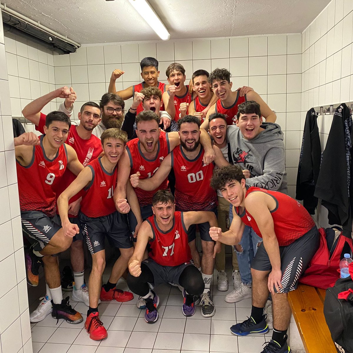 BFemeniCornella's tweet photo. 🏀 Sots 21 masculí 71 - 70 UE Sant Cugat 🔴

La màgia va tornar al pavelló un altre cop. Un altre meravellosa actuació de tots els nostres nois. Gràcies al públic que ha vingut a animar, us esperem al pròxim partit.

#TotAlVermell #RedPower #somBFC https://t.co/zMsn1wIHw5