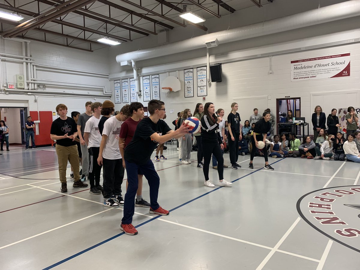 mdh_CCSD's tweet photo. Our #dayinthelife was very successful. We were excited to welcome over 150 potential grade 7 students and look forward to having them at MDH next year @CCSD_edu @StPiusX_CSSD @StLuke_CCSD @StSylvest_CCSD https://t.co/DCG7zzwZD1