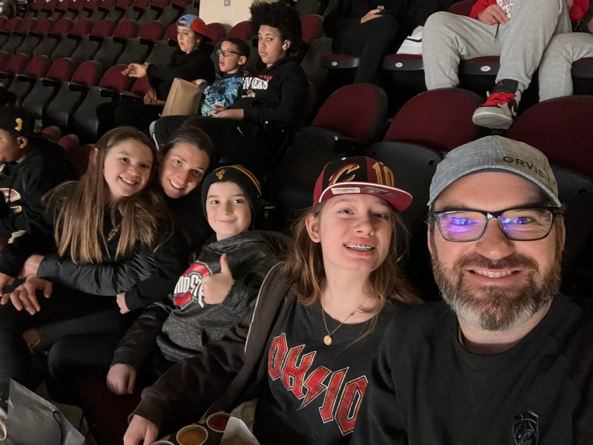 CSzabo83's tweet image. Got the whole crew out for this big one tonight. Thanks for the hook up @cthinnes #letemknow