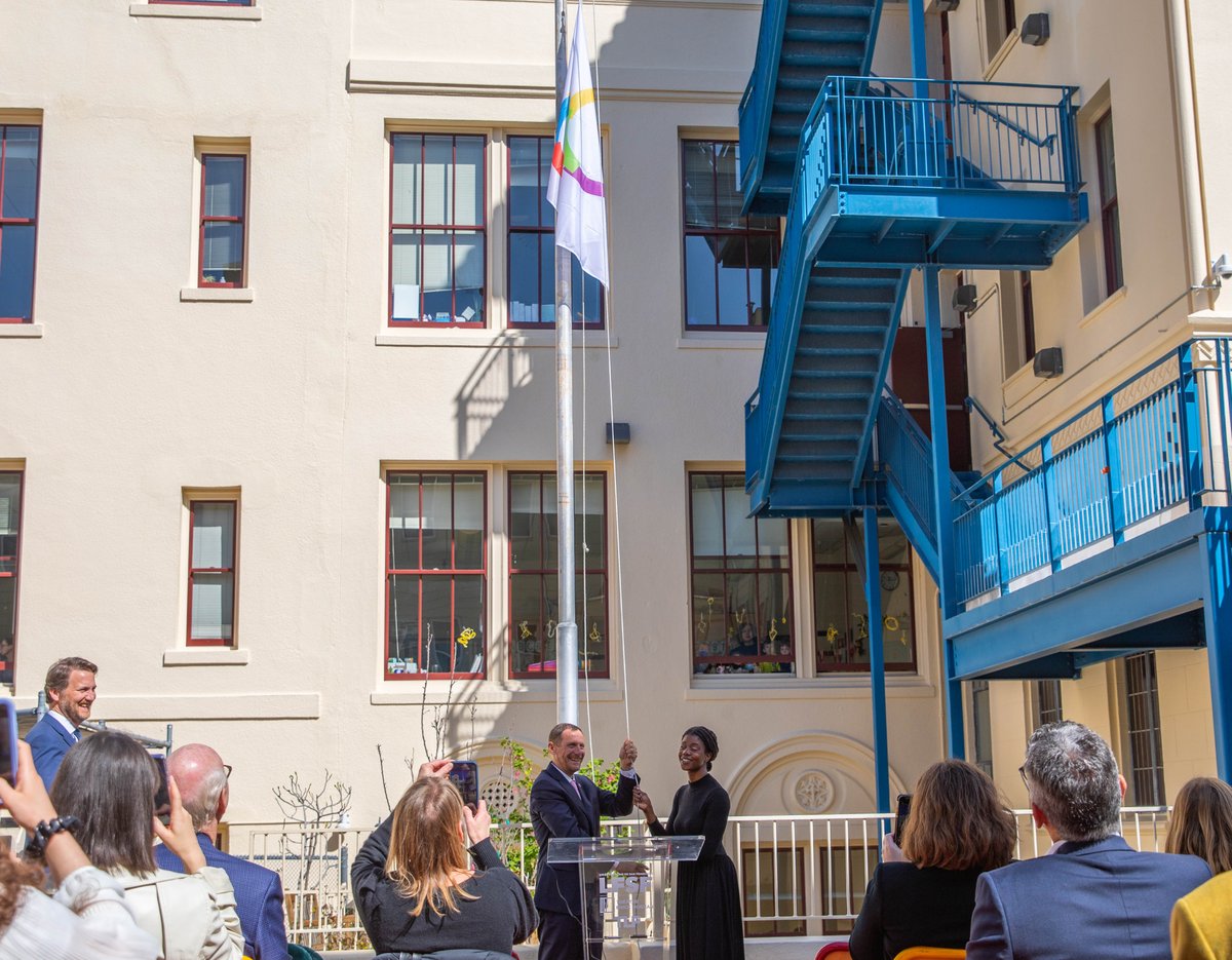 lelyceeSF's tweet photo. Today, the LFSF, the Consul General of France and other French-speaking countries' representatives were present to raise the Francophonie flag. Gr2 students sang a French song for the occasion.
@OIFrancophonie
@FranceinSF
@FredericJung
#LFSFjadore #LFSFcommunity https://t.co/TOxrBwP7de