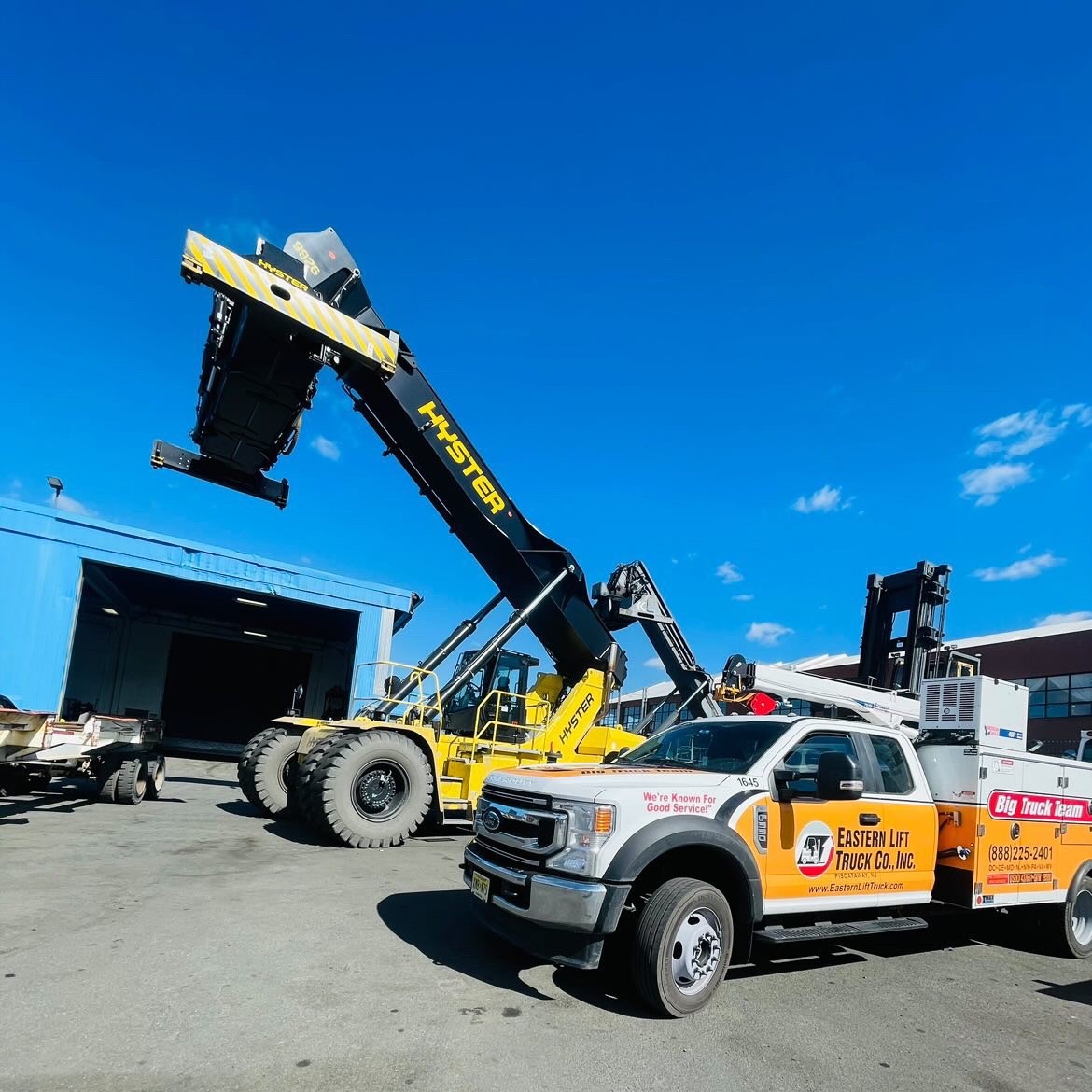 ELTCustomerSrvc's tweet photo. Shout out to ALL of our hard-working technicians!
This photo was taken at Red Hook Terminals the other day by one of our Piscataway, NJ techs. Thanks, Ricky & thank you for your business, Red Hook!
#EasternLiftService #EasternLiftBigTruckTeam #HysterForklift #ContainerHandling https://t.co/u1Z3DAJjip
