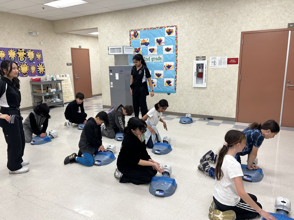 valenciahighmsa's tweet photo. On Monday a group of MSA students had an outreach at Tesoro Elementary School. We had an amazing time teaching students skills from our academy including splinting and hands only CPR. Thank you Mr. Rude and the 6th grade teachers for having us. https://t.co/6eJzacyIkH