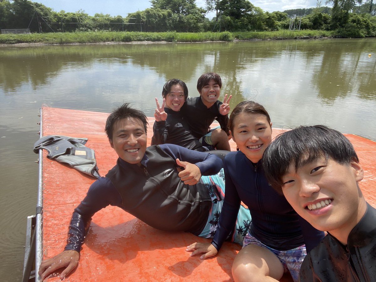 kwst_waterski's tweet photo. 「思い出の写真」11
練習の休憩時間で先輩と同期で遊んだ写真です！先輩後輩の距離が近く、
仲が良いのもこの部の魅力です！
（新3年ゆう）
#春から國學院 #春から国学院 #春から國學院大學 #國學院大學 #国学院　
#水上スキー #水上スキー部 https://t.co/HdM0562AJG