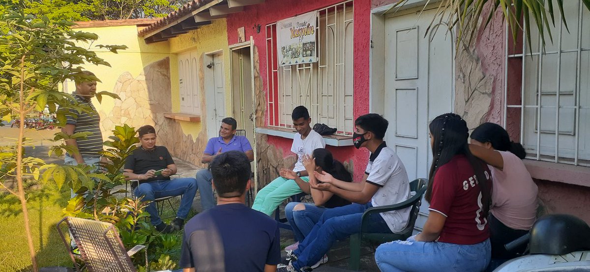 BolivarBnas_MRT's tweet photo. MRT Bolivar -Barinas,en reunión operativa de planificación  estratégica."No es lo mismo hablar de revolución democrática que de democracia revolucionaria. El primer concepto tiene un freno conservador; el segundo es liberador."Chavez. #ChavezHechoMillones https://t.co/OhPxFsS3Lk