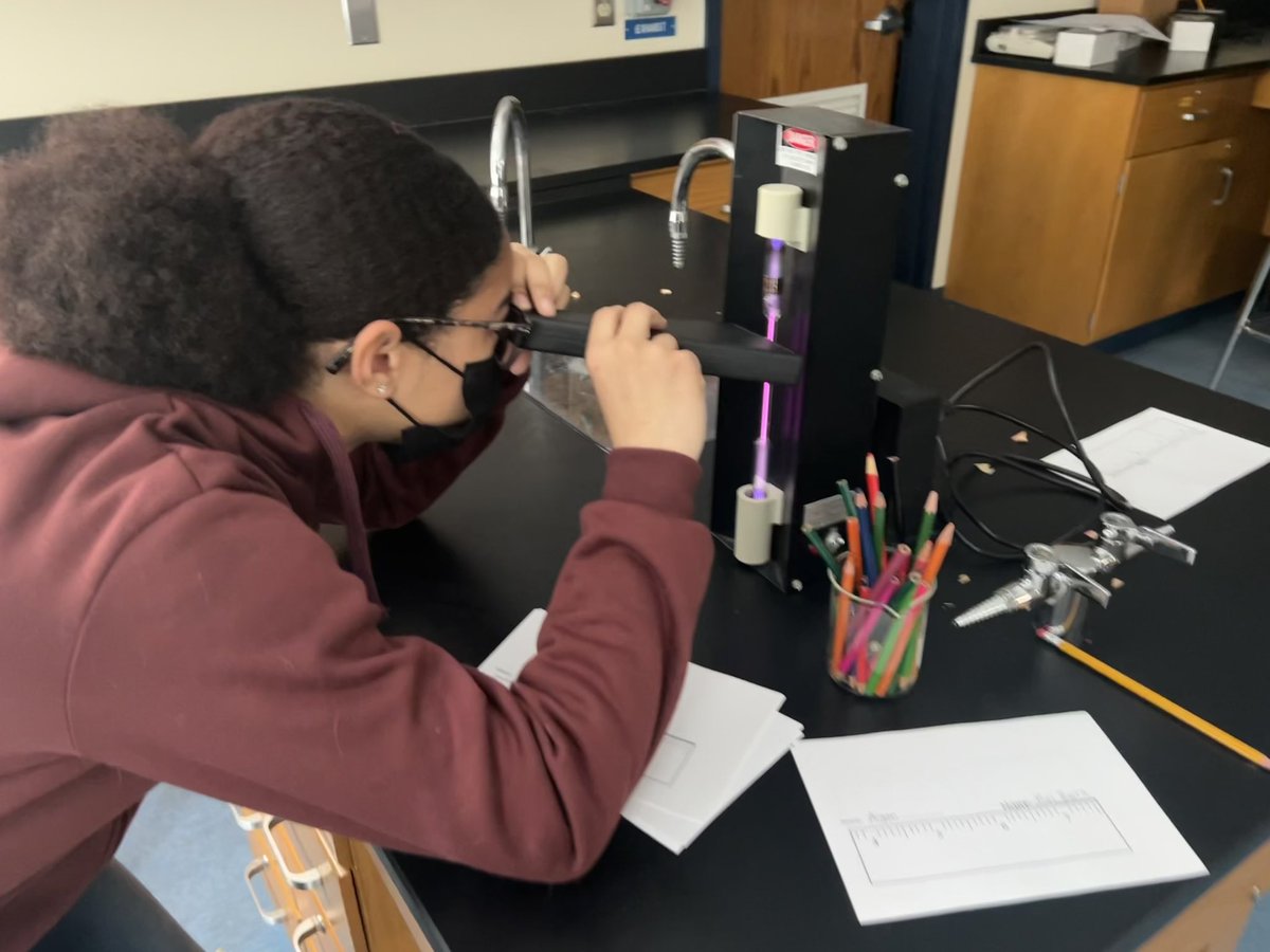 DOminiakSCIENCE's tweet photo. Learning a few atomic emission hacks this yearβ¦
1. Have beakers of colored pencils and papers at each station
2. Cover the windows with lab aprons (did after taking this picture)- game changer!!!
#iteachchem #DominiakScienceAttack #collsedu https://t.co/GEwbOPOR8N