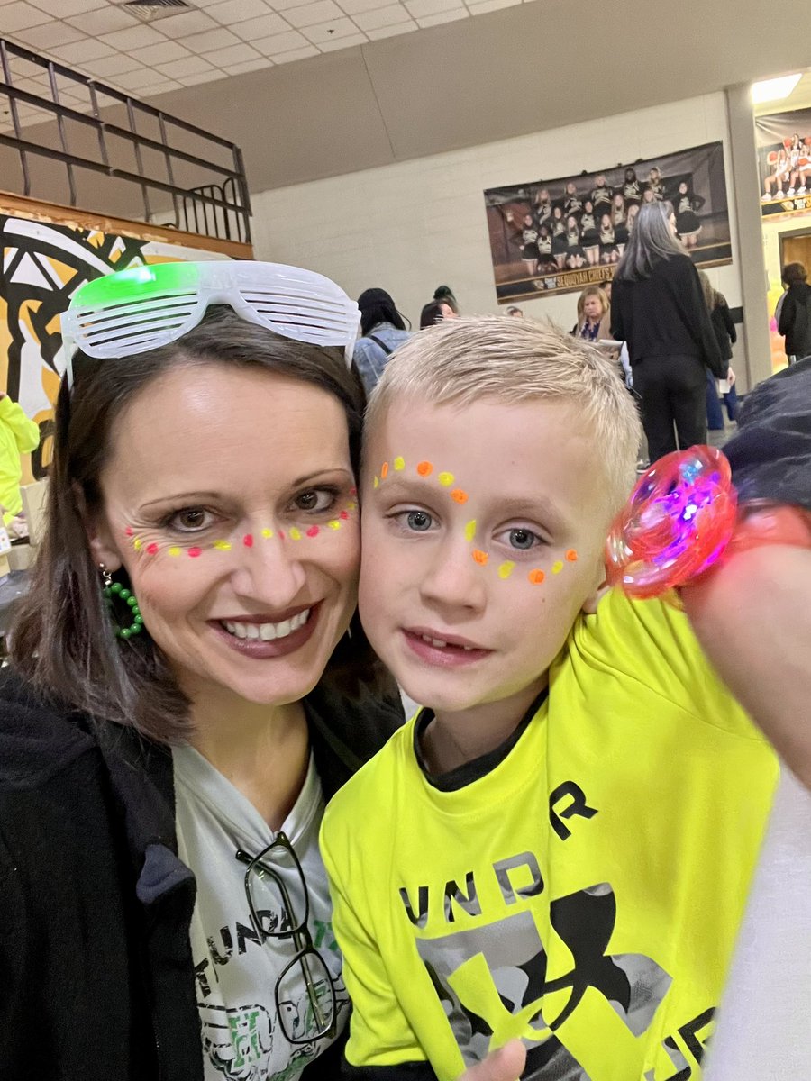vance_denna's tweet photo. Glow Party Night = FUN HFES FAMILY TIME!!! https://t.co/rzdNmEHzOO