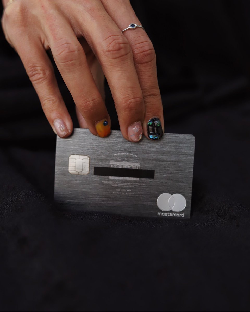Fondeadora's tweet photo. (Something flavored… Aventura… ¡Riiiiing! ¡Riiiing!) 
- Hello? (Hello?) 
- Shhh, sólo escucha… Las tarjetas de metal Fondeadora®️ están por regresar muy pronto.

✨💳✨🍀

#metal #fondeadora #fondea #debit https://t.co/uJ06e0xzvG