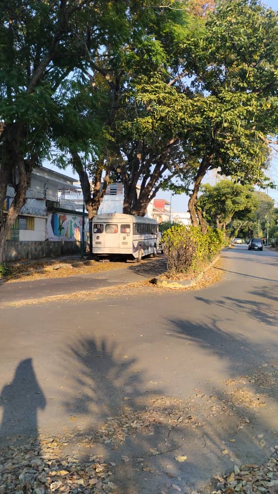 LaCaliforniaSi's tweet photo. AUTOBÚS | Desde hace más de un año está estacionado un bus 🚌 en la Av. Roma de #LaCalifornia. Tapa la visibilidad y ocupa casi la mitad de la calle. Hay un problema de seguridad ahí. ¿Por qué remolcan carros mal estacionados y no remolcan este bus? Atención @PolisucreOficia https://t.co/FTISGdpl1c