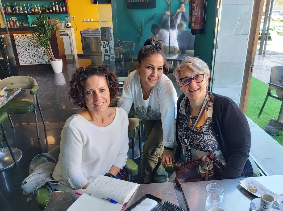 fapacealmeria's tweet photo. OFICINA VIAJERA de #Fapace en  Roquetas de mar.
Nos reunimos con la secretaria #AMPA Poseidon CEIP Posidonia. Sobre la mesa, muchas propuestas educativas para #alumnado y #familias, resolución de dudas y  futuros proyectos de la asociación.
@EducaAnd https://t.co/I0NYhgXpzO