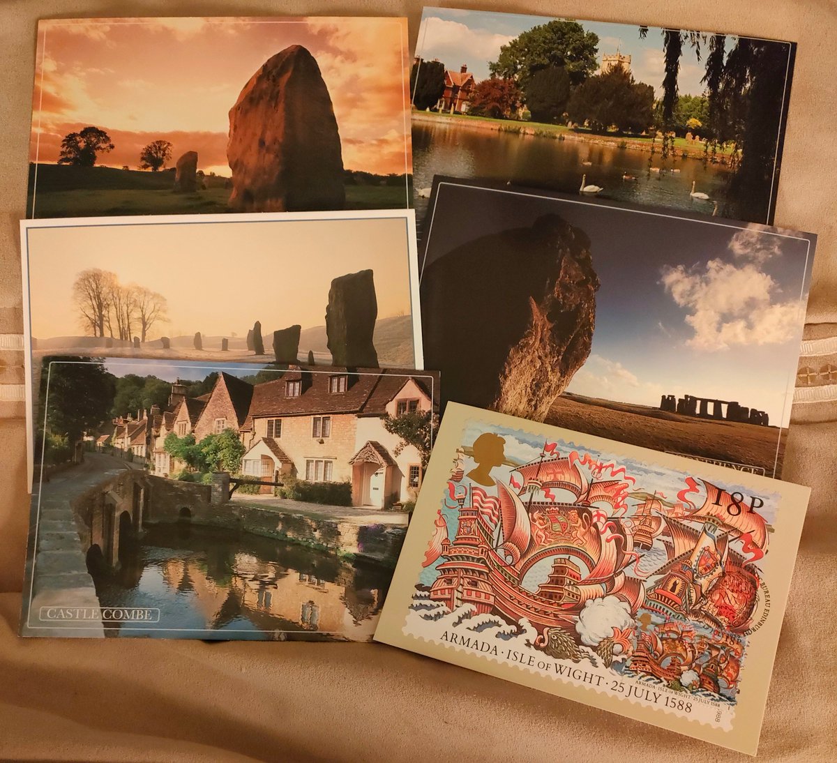 wendyloued's tweet photo. @CalmHolmes @letterappsoc Yes, I write postcards via Postcrossing, to care homes (#postcardsofkindness) & when I'm away on holiday to friends & family, or just because...Here are some postcards ready to go ๐ฎ...& I love receiving them. https://t.co/p5YUJIgG3d