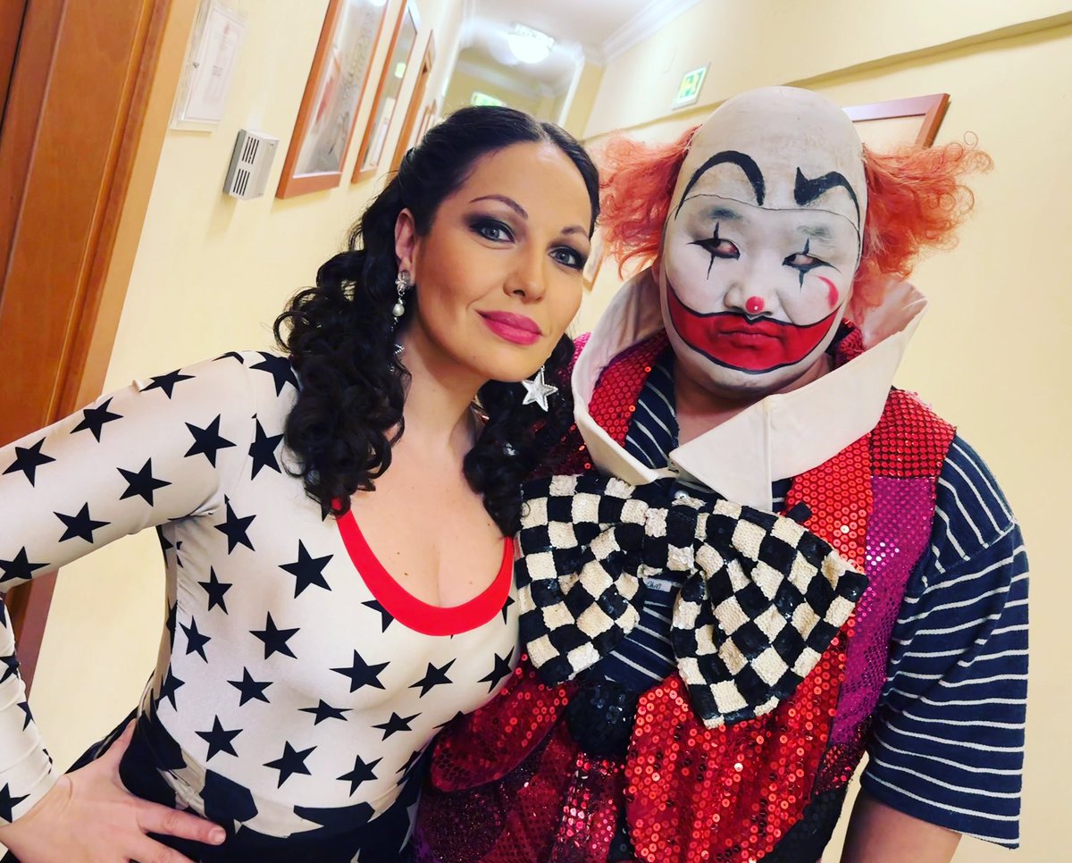 Nino_Machaidze's tweet photo. Cool people 🥰😍🤡 #IPagliacci #TeatroDellOperaDiRoma #Nedda #Colombina #GreatTeam #Love #Fun #Leoncavallo #Amartuvshinenkhbat #Tonio #Taddeo #Canio #Pagliaccio #NinoMachaidze #FrancoZeffirelli #Roma #BrianJagde #CoolLooks #Success #Grateful #Happy #WonderfulTeam @OperaRoma 💖 https://t.co/YK91fXr5fO