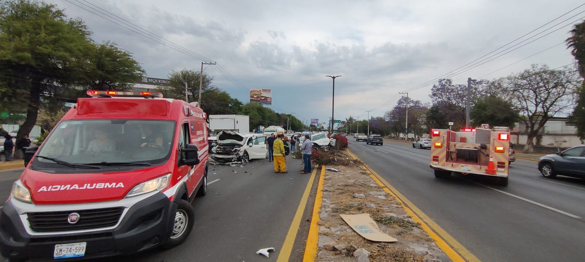 Atendimos un reporte recibido a través de la línea de emergencias 📞 9️⃣-1️⃣-1️⃣ sobre #AccidenteVehicular en el que una camioneta tipo SUV cruzó el camellón divisorio e impactó de frente a otra unidad, esto en Avenida Paseo Constituyentes a la altura de Pueblo Nuevo