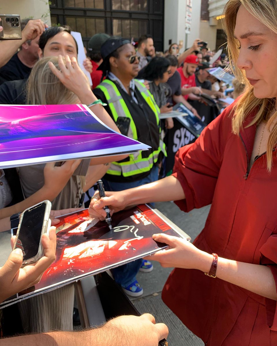 📸New photos of Elizabeth Olsen signed posters at the Love and Death premiere at SXSW23