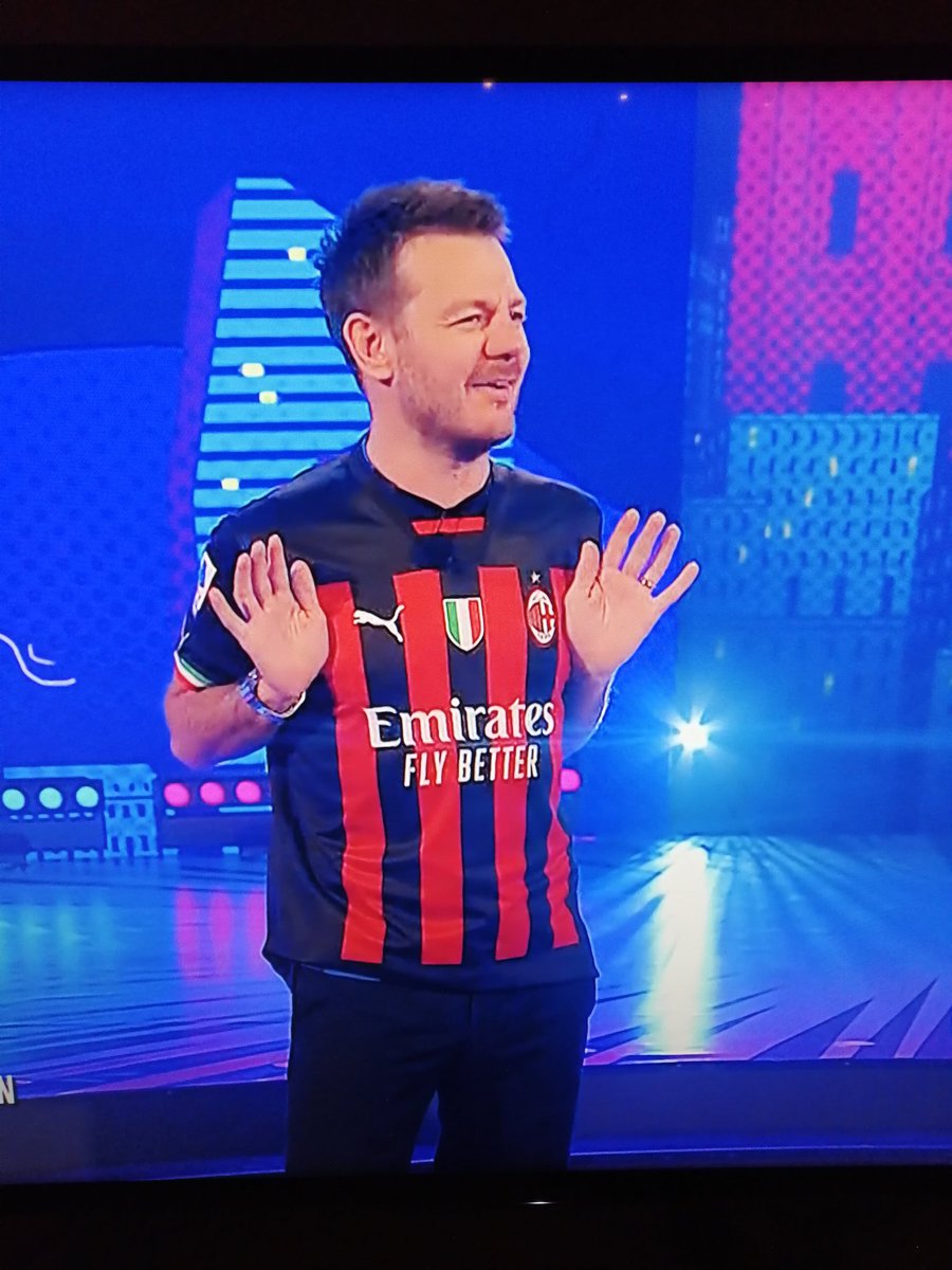 AleNorbi's tweet photo. @alecattelan ora sei PERFETTO ❤️🖤
#StaseraCeCattelan https://t.co/2wkNOgaVUJ