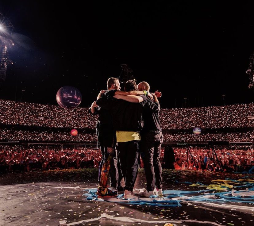 tracklist's tweet photo. O Coldplay juntamente com a ONG SP Invisível levará pessoas em situação de rua para assistir o show da banda em São Paulo na próxima sexta-feira (17). https://t.co/KOmI7KMAzL