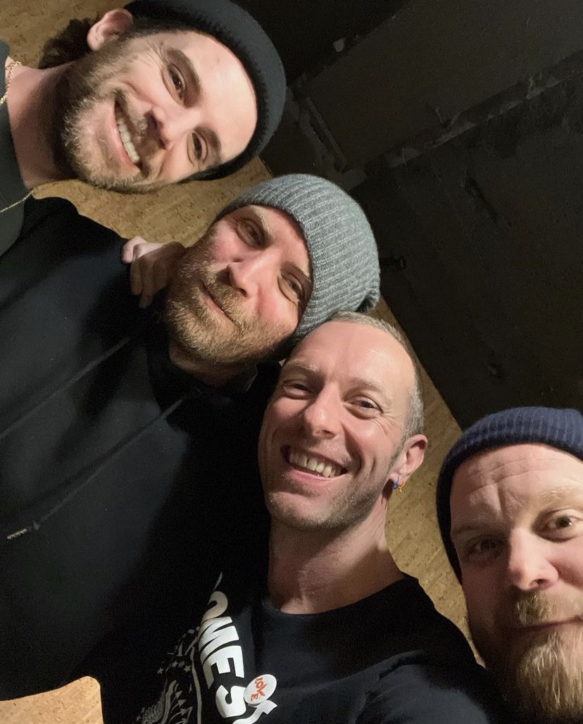 tracklist's tweet photo. O Coldplay juntamente com a ONG SP Invisível levará pessoas em situação de rua para assistir o show da banda em São Paulo na próxima sexta-feira (17). https://t.co/KOmI7KMAzL