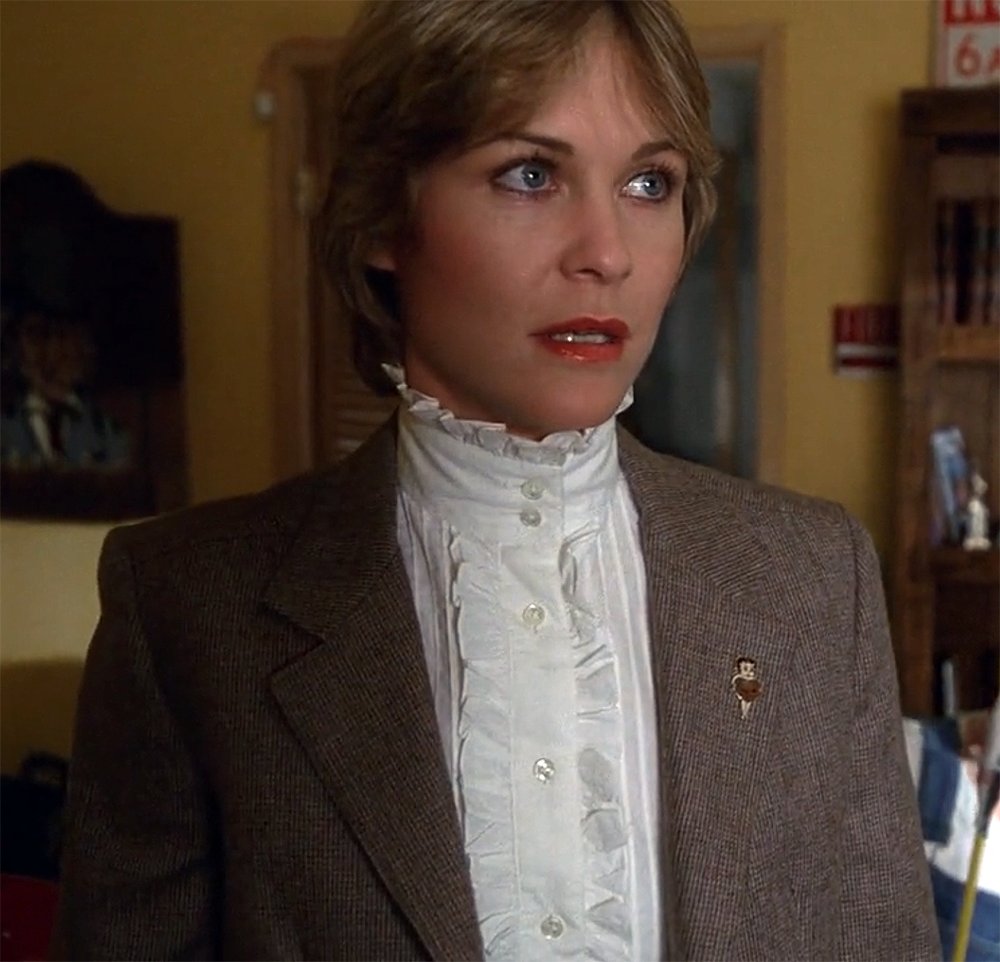 highcollars's tweet photo. Dee Wallace - E.T. the Extra-Terrestrial (1982) #blouse #whiteblouse #80sblouse #highcollar #rufflecollar #highneckblouse #ruffleneck #ruffleneckblouse #2buttoncollar #vintageblouse #movie #deewallace #et https://t.co/4QOfTW6TaR