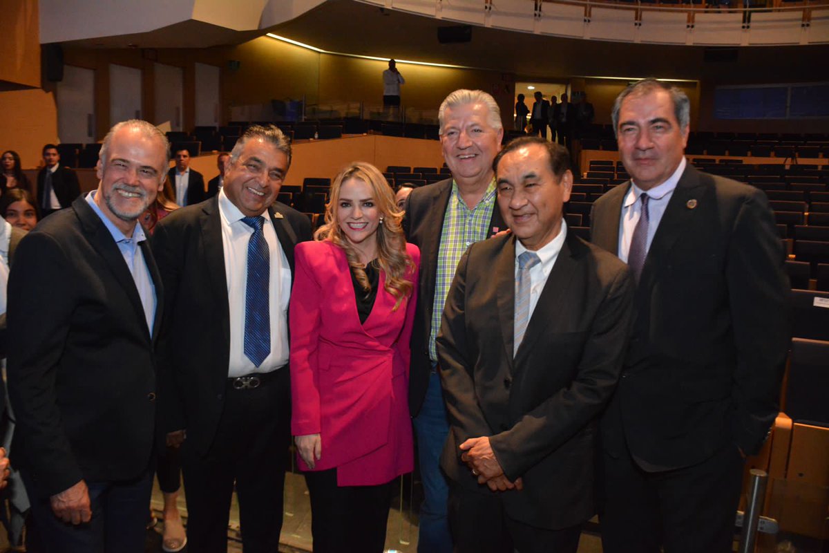 amiqro_oficial's tweet photo. En representación de las #mipymes industriales, el presidente de #AMIQRO, José Luis Cámara, escuchó el informe de actividades de la diputada por #Querétaro, @PaulinaAguado https://t.co/wMay85ZTla