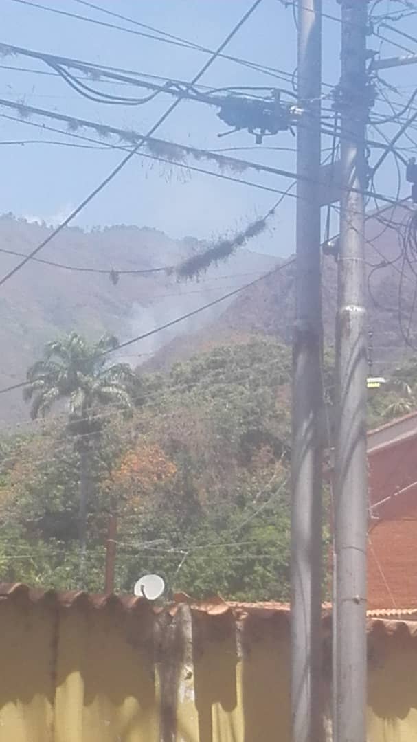 Briforhp's tweet photo. hoy en  horas del mediodía se presentó un reinicio en la parte alta del manguito adyacente a Chimborazo y fila de cuchillo una semana después que fue liquidado el incendio, nuestros hombres en hora buena se trasladaron al sitio y realizaron labores de extinción y remosion https://t.co/031V8b6vbx