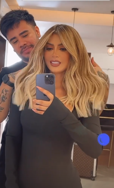 NuestroDiario's tweet photo. 😮 Kimberly Flores presume cambio de look 🧔🏼♀️✨

La guatemalteca demostró que no le tiene miedo a los cambios y por medio de redes lució su nueva melena rubia, en donde sus fans no tardaron en elogiar el nuevo estilo de la influencer. 

Descarga #NDPlay 📱 
📷 RRSS https://t.co/svRRs0eM57