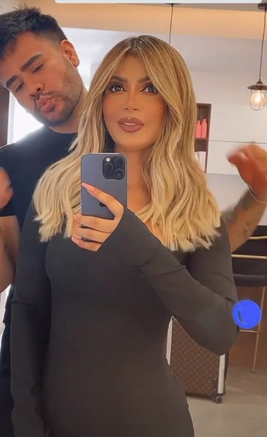NuestroDiario's tweet photo. 😮 Kimberly Flores presume cambio de look 🧔🏼♀️✨

La guatemalteca demostró que no le tiene miedo a los cambios y por medio de redes lució su nueva melena rubia, en donde sus fans no tardaron en elogiar el nuevo estilo de la influencer. 

Descarga #NDPlay 📱 
📷 RRSS https://t.co/svRRs0eM57