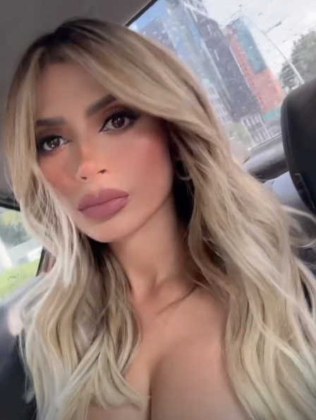NuestroDiario's tweet photo. 😮 Kimberly Flores presume cambio de look 🧔🏼♀️✨

La guatemalteca demostró que no le tiene miedo a los cambios y por medio de redes lució su nueva melena rubia, en donde sus fans no tardaron en elogiar el nuevo estilo de la influencer. 

Descarga #NDPlay 📱 
📷 RRSS https://t.co/svRRs0eM57