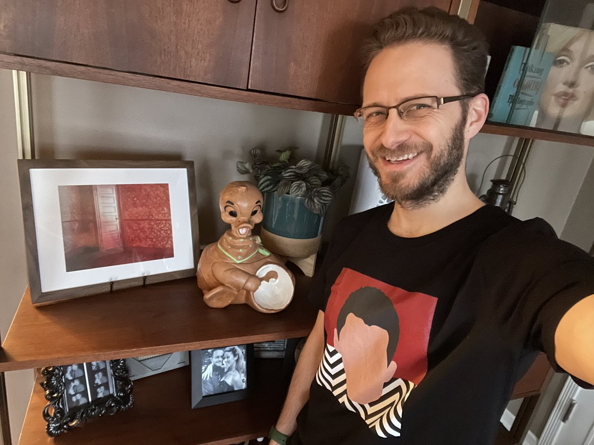 spejampar's tweet photo. Casually posing with my new self-designed @Kyle_MacLachlan (#DaleCooper) / #TwinPeaks shirt along with our totally normal “Doorway picture” and duck cookie jar (also both from Twin Peaks).
We have fun.
#blacklodge #redroom #chevron #reddrapes #cottonballs https://t.co/YDTGxWugl7