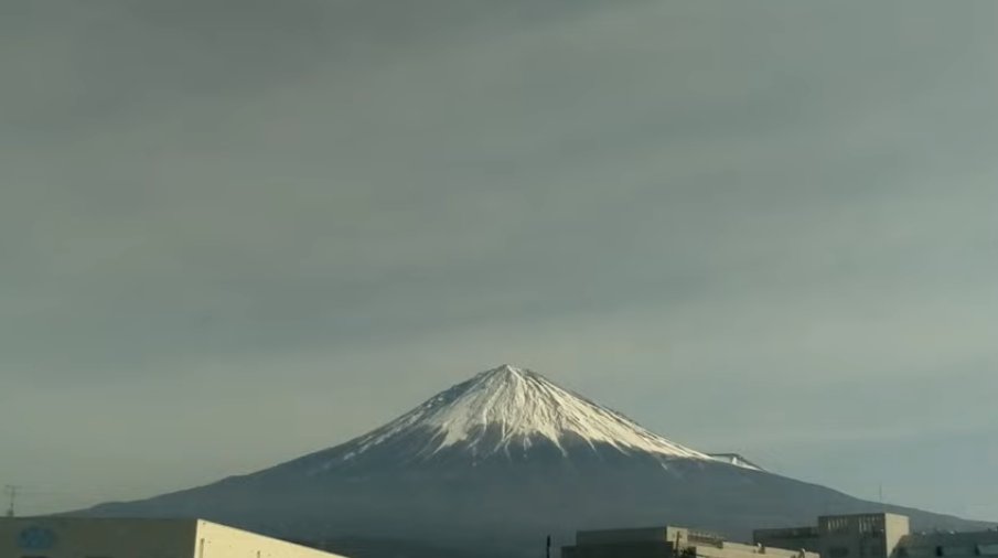 おはようございます🤗 今日の静岡県富士宮市のお天気は 晴れです🌤️ 空色は少し暗めな色ですが 綺麗に見えています🗻✨ 今のところ、富士山を隠しそうな 雲はいないので今日は安泰かと 思われます🥰 今日も素敵な一日をお過ごし下さい🎶