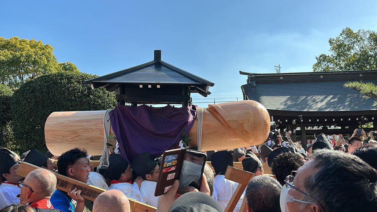 Gestern fand das Tagata Honen Matsuri in Komaki in der Nähe von Nagoya statt. Besser bekannt als das Penis Fest!
Und ich war dabei!
Video kommt auf jeden Fall auch noch!

Und fragt mich bitte nicht was ich auf dem ersten Bild mache. Ich esse eine Schokobanane. Ganz offensichtlich