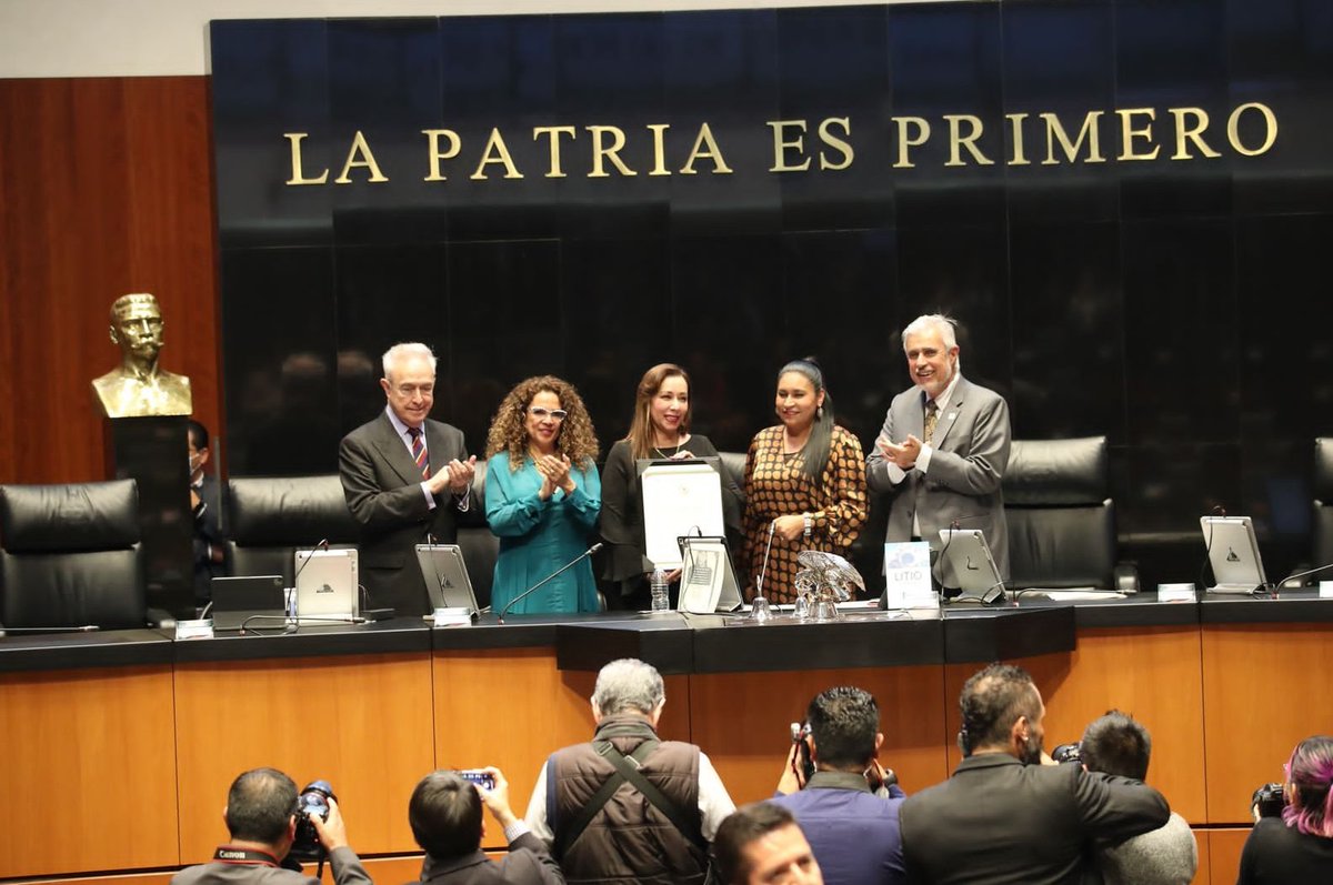 SRE_mx's tweet photo. 📸 Hoy, por unanimidad, María Elena Orantes López fue ratificada por el pleno del @senadomexicano como cónsul general de México🇲🇽 en Houston, Texas, EE. UU.🇺🇸. ¡Enhorabuena! https://t.co/5ob5yxOv1f