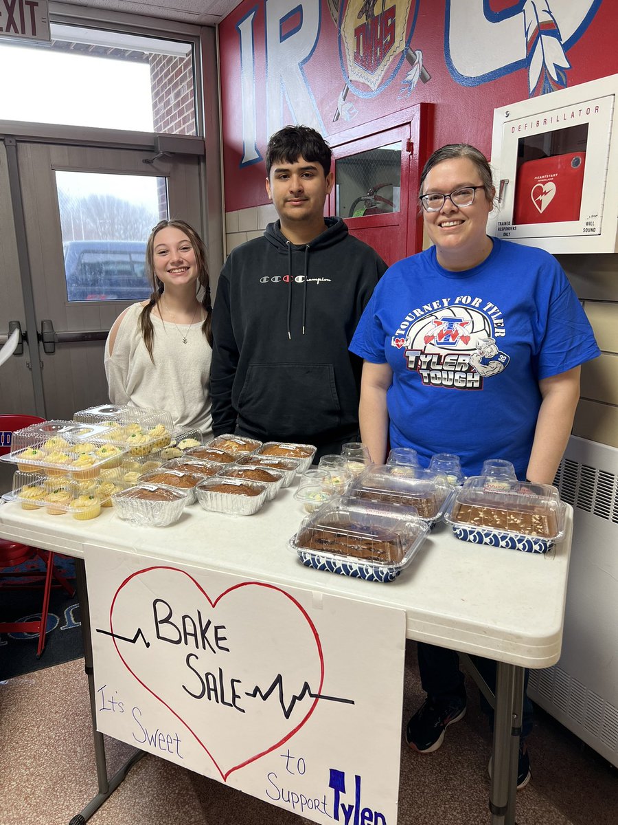 IWHSraiders's tweet photo. A huge shout out to Ms. Fischer, the Student Council, and the many volunteers and competitors who made tonight’s VB fundraiser such a success! #iwhsraiders #iwraiders #tylerstrong https://t.co/1FTl8BcW4D